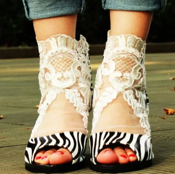 ๐ฃTMBU Black & White Zebra Print Lace Pumps - Picture 2 of 11